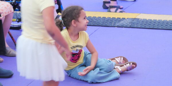 Photo d'une enfant regardant avec le sourire un concert