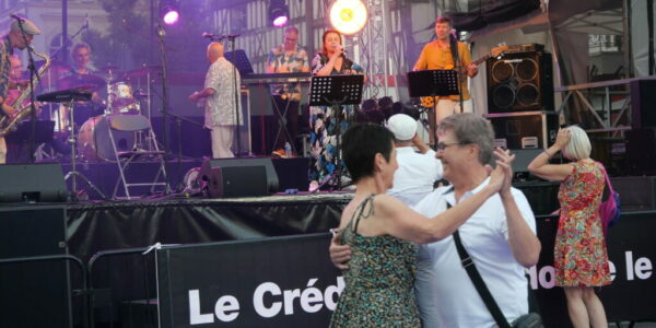 Photo d'un couple dansant devant une scène
