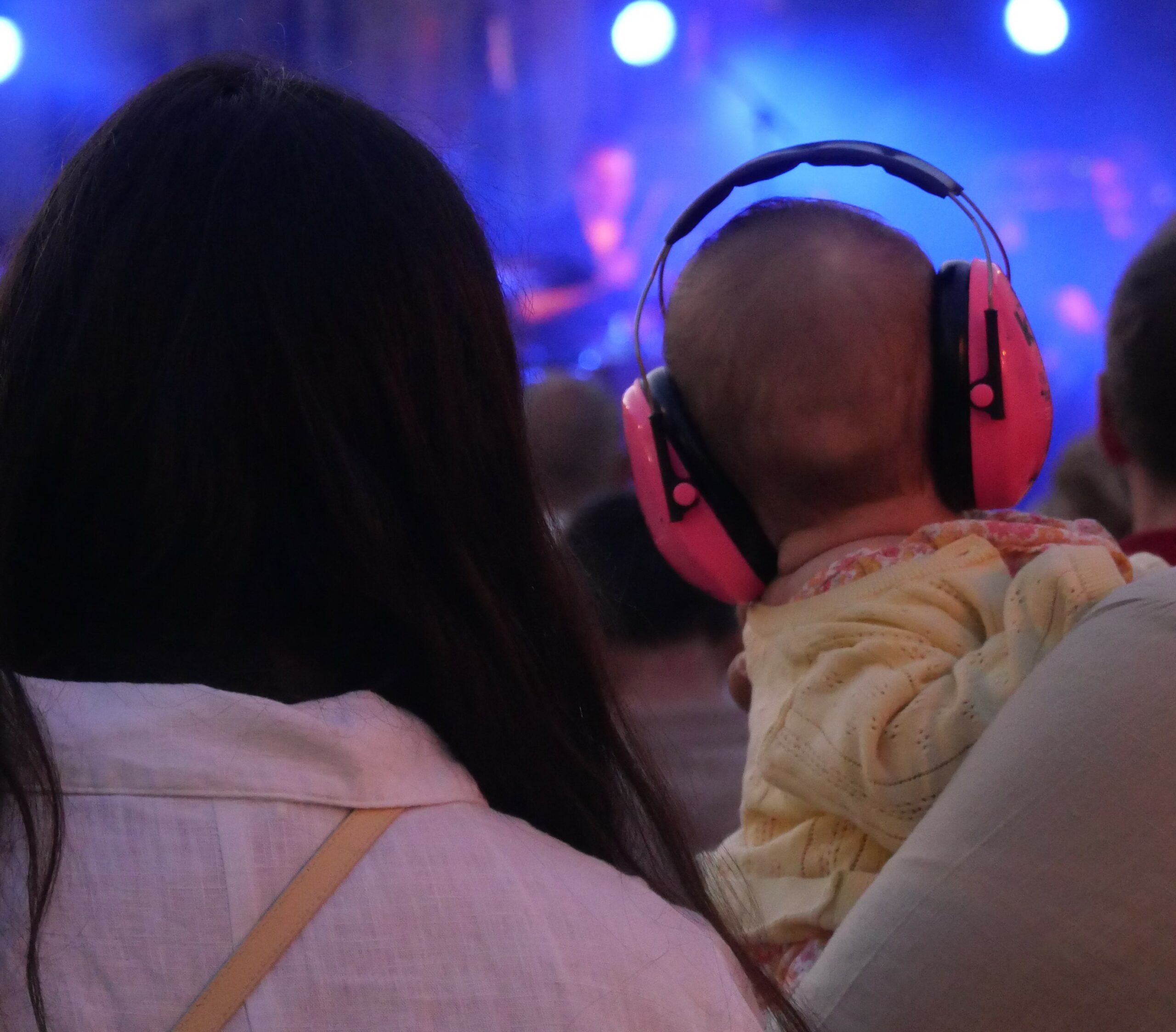 Photo d'un bébé portant un casque anti-bruit